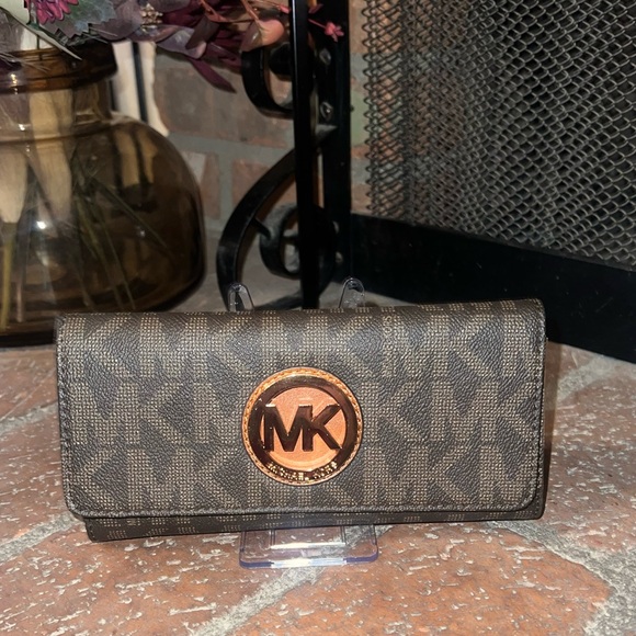 Michael Kors Shoulder Bag and wallet. - Picture 5 of 6